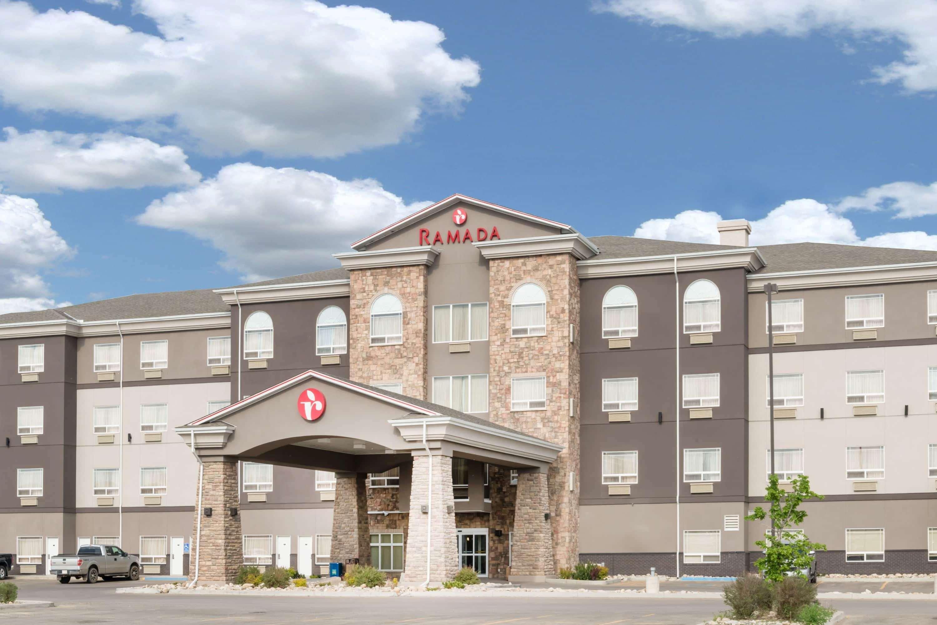 Hotel Ramada By Wyndham Olds Exterior foto